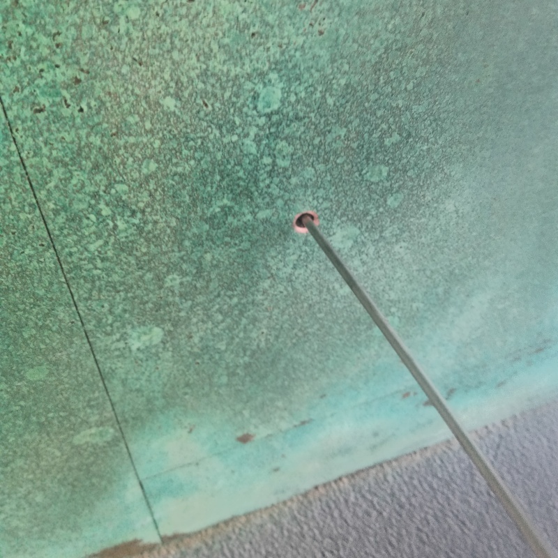 外壁に穴を開けてシロアリ駆除剤を注入