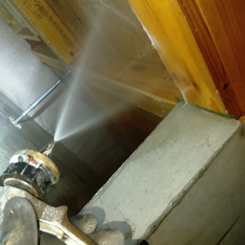 床下上部の木材に防蟻剤を散布