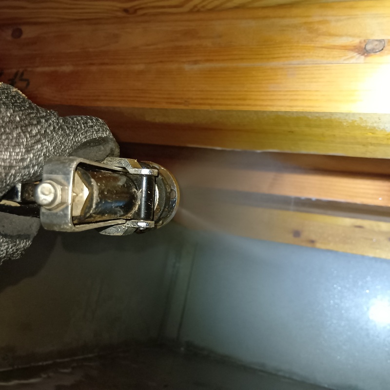 床下木材に防蟻剤を散布