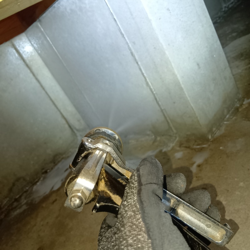 床下の基礎に防蟻剤を散布する様子