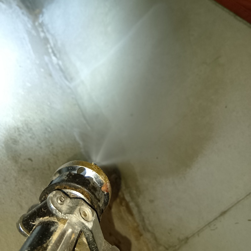 ベタ基礎に防蟻剤を散布