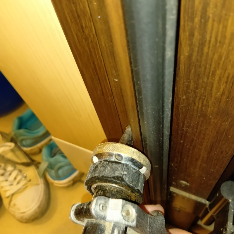 出入り口付近の木材に穴を開けて防蟻剤を注入