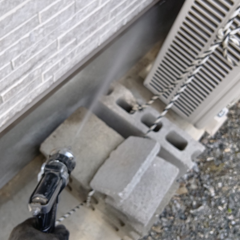 基礎の外側に防蟻剤を散布