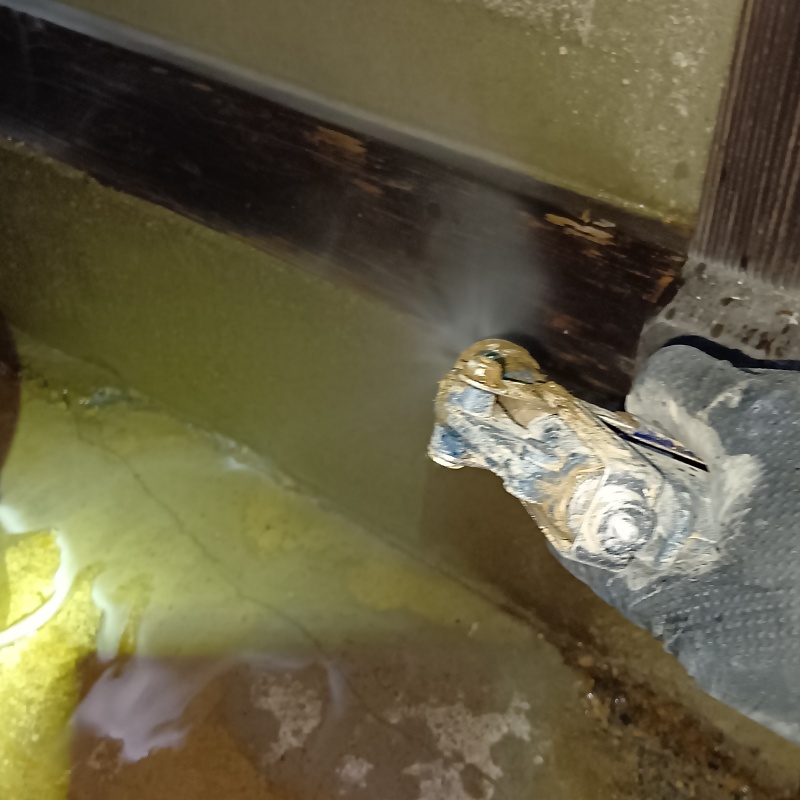 シロアリ駆除剤をまんべんなく散布している様子