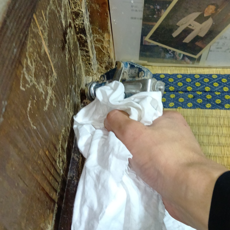 傷んだ木材の内部に直接シロアリ駆除剤を注入