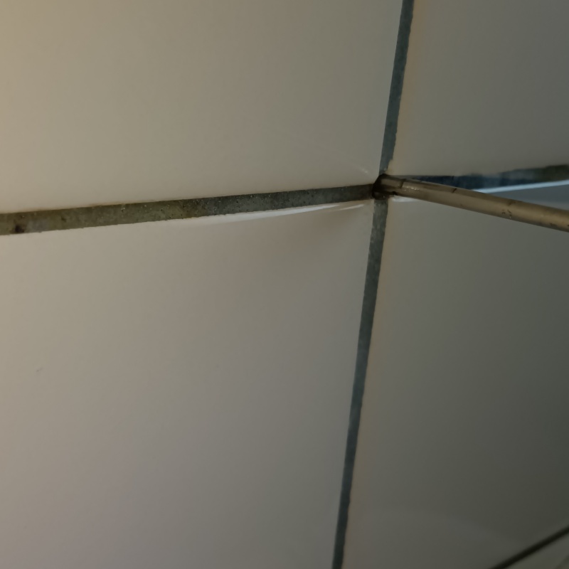 浴室の壁内にシロアリ駆除剤を注入