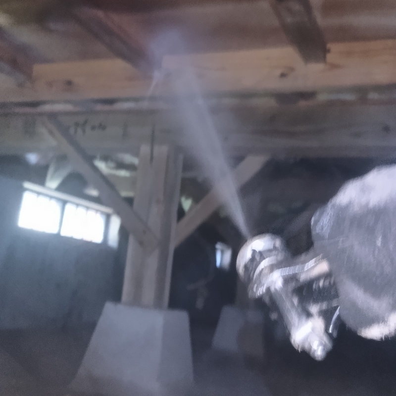 床下の木材にシロアリ駆除剤を散布