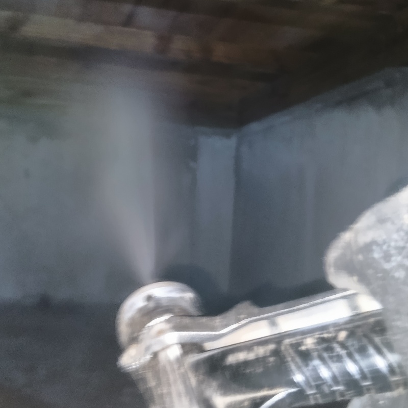 コンクリートと木材の接合部にシロアリ駆除剤を散布