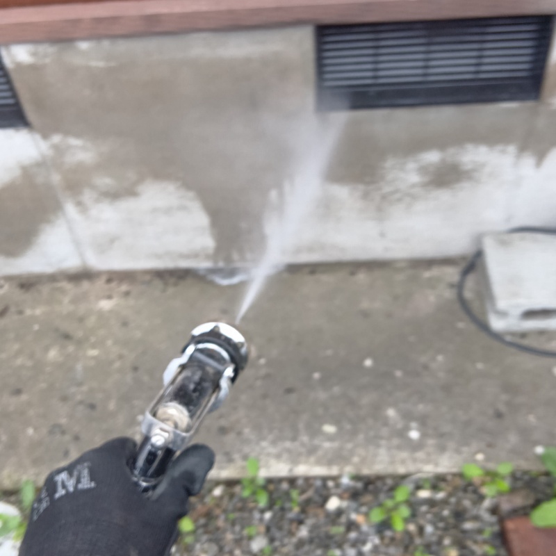 建物外周にシロアリ駆除剤を散布