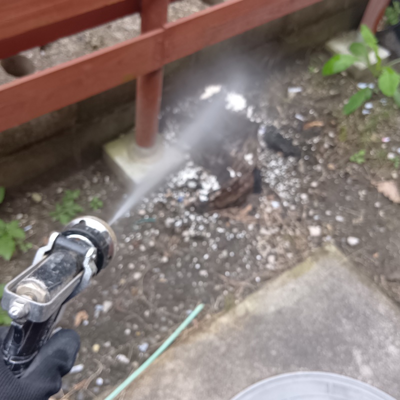 床下換気口まわりにシロアリ駆除剤を散布