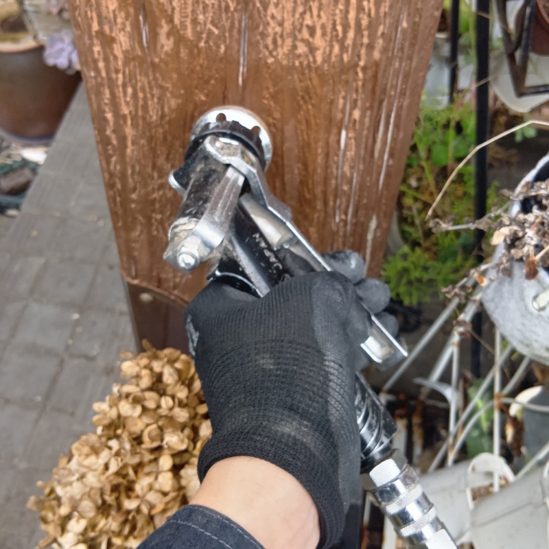 木材の内部に直接シロアリ駆除剤を注入