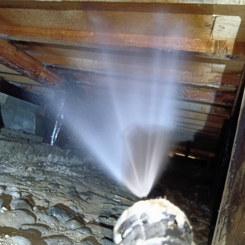 床下の木材にシロアリ駆除剤を散布