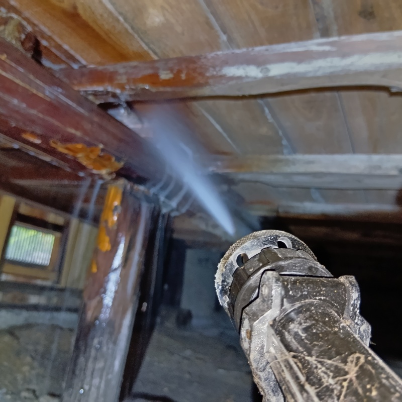 木材と木材のすき間にシロアリ駆除剤を散布