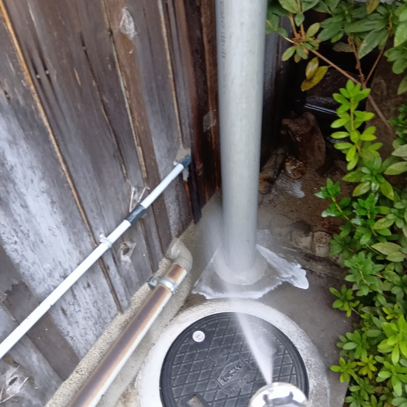 建物外周にシロアリ駆除剤を散布