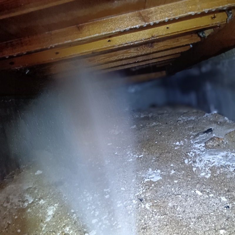 床下の木材にシロアリ駆除剤を散布
