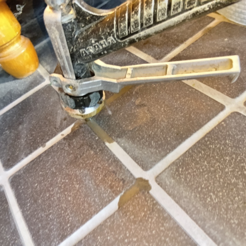 シロアリ駆除剤を注入している様子