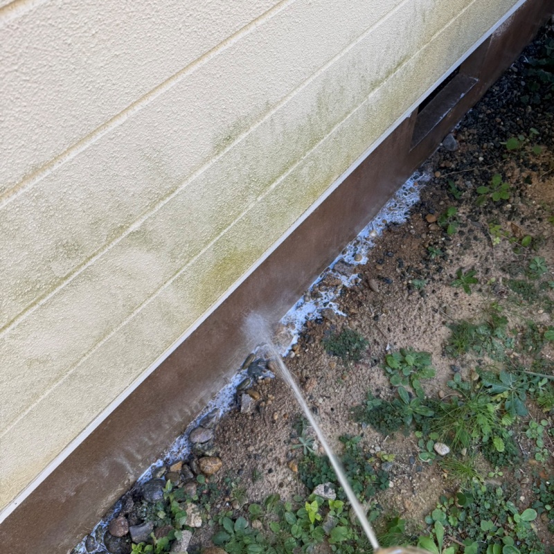 基礎まわりにシロアリ駆除剤を散布