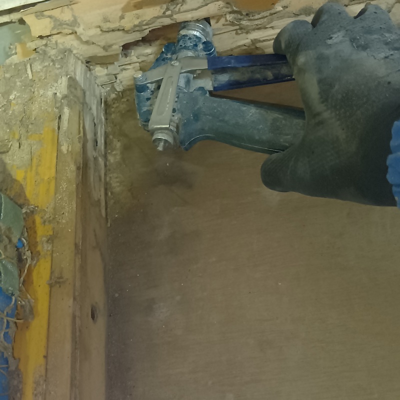 床下の木材にシロアリ駆除剤を散布