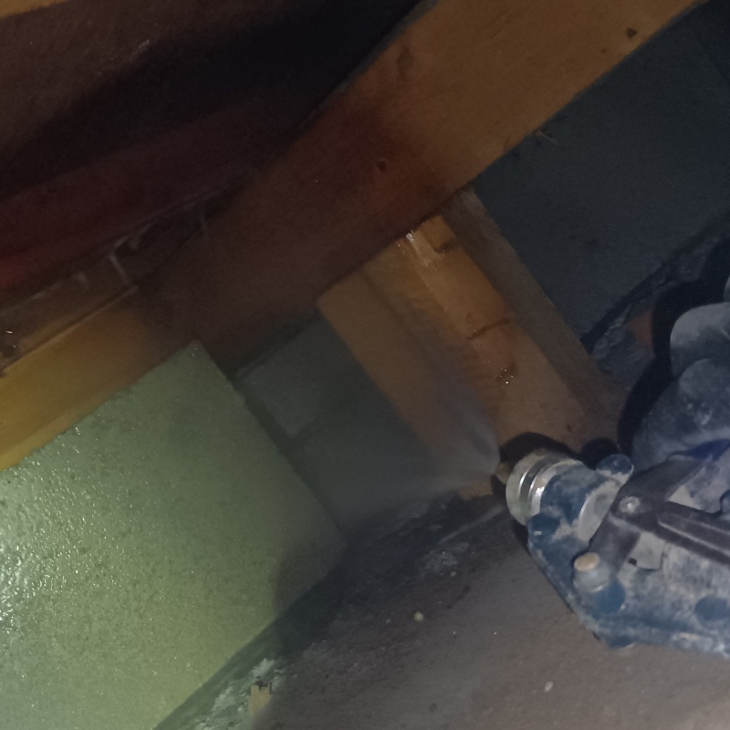 床下の木材にシロアリ駆除剤を散布