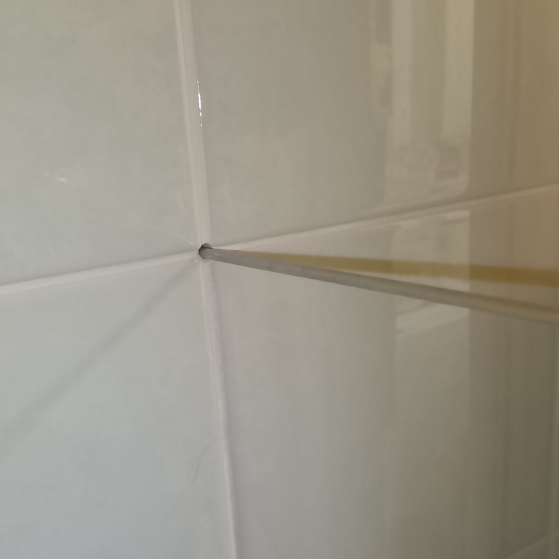 浴室の壁にシロアリ駆除剤を注入