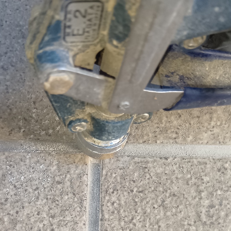 玄関の床にシロアリ駆除剤を注入