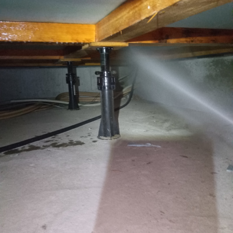 床下の木材に防蟻剤を散布