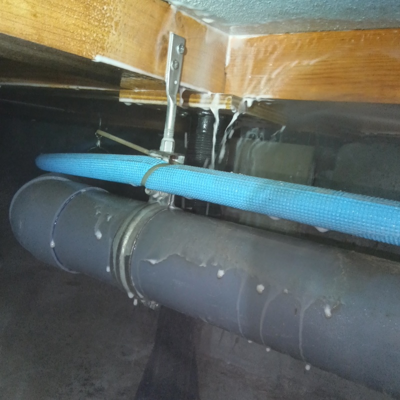 床下の木材に防蟻剤を散布