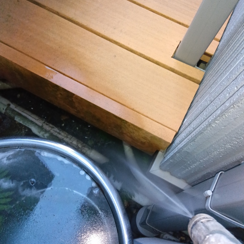 ウッドデッキに防蟻剤を散布