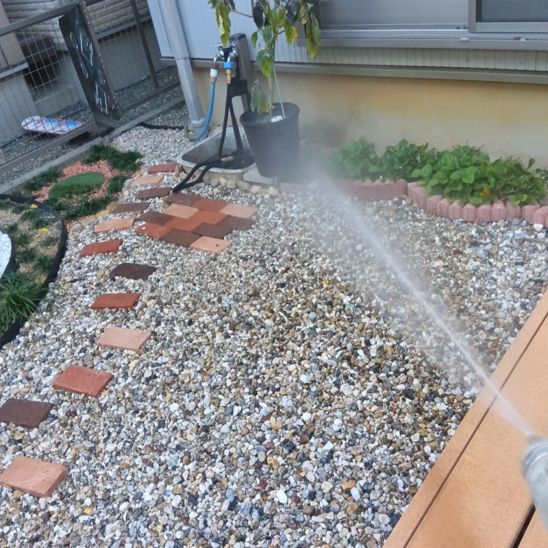 お庭の土壌に防蟻剤を散布