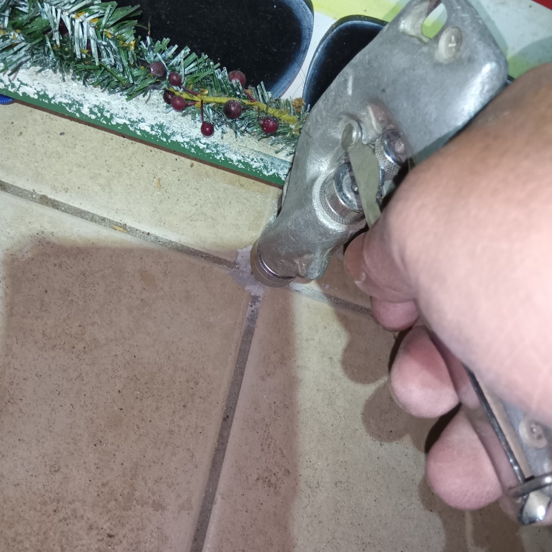 床にシロアリ駆除剤を注入している様子