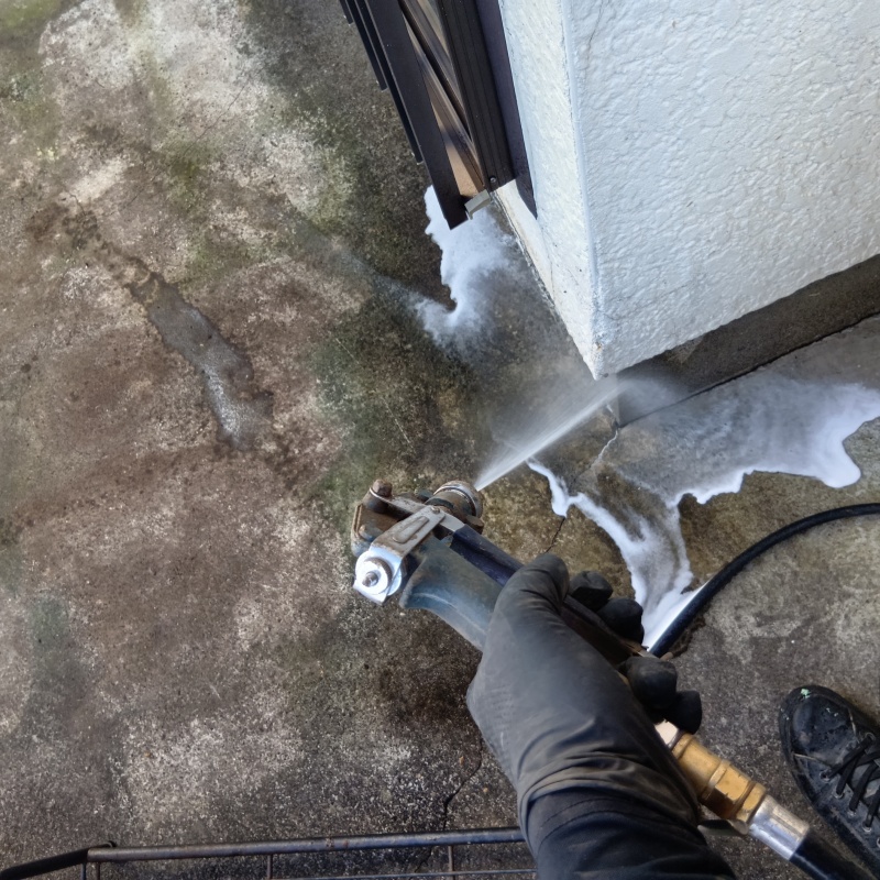 基礎まわりに防蟻剤を散布