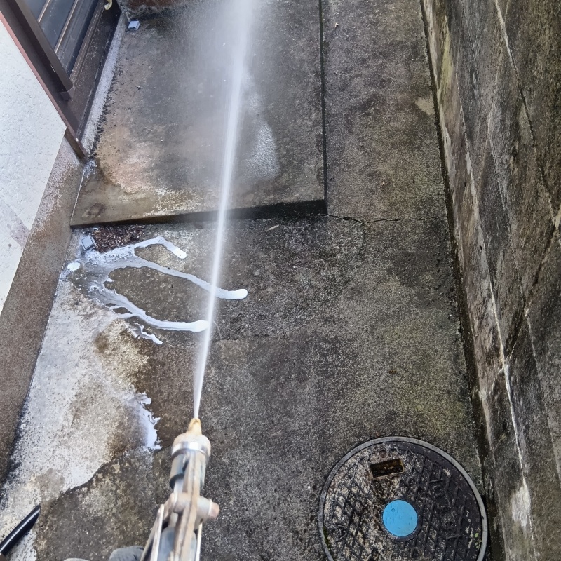 基礎まわりに防蟻剤を散布