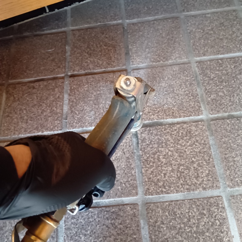 玄関床に防蟻剤を注入