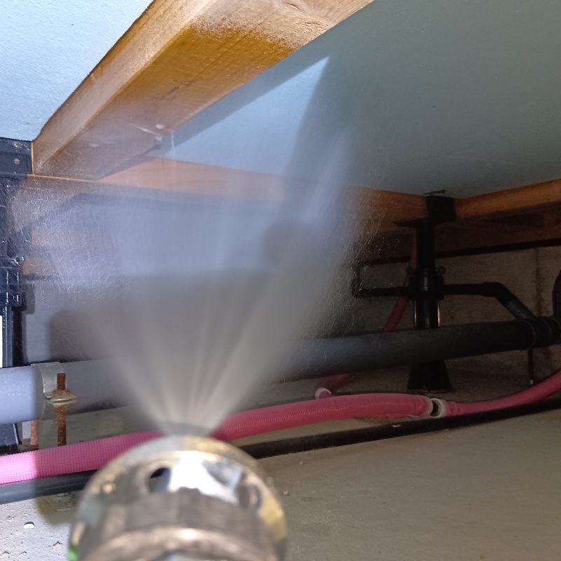 床下の木材にシロアリ駆除剤を散布