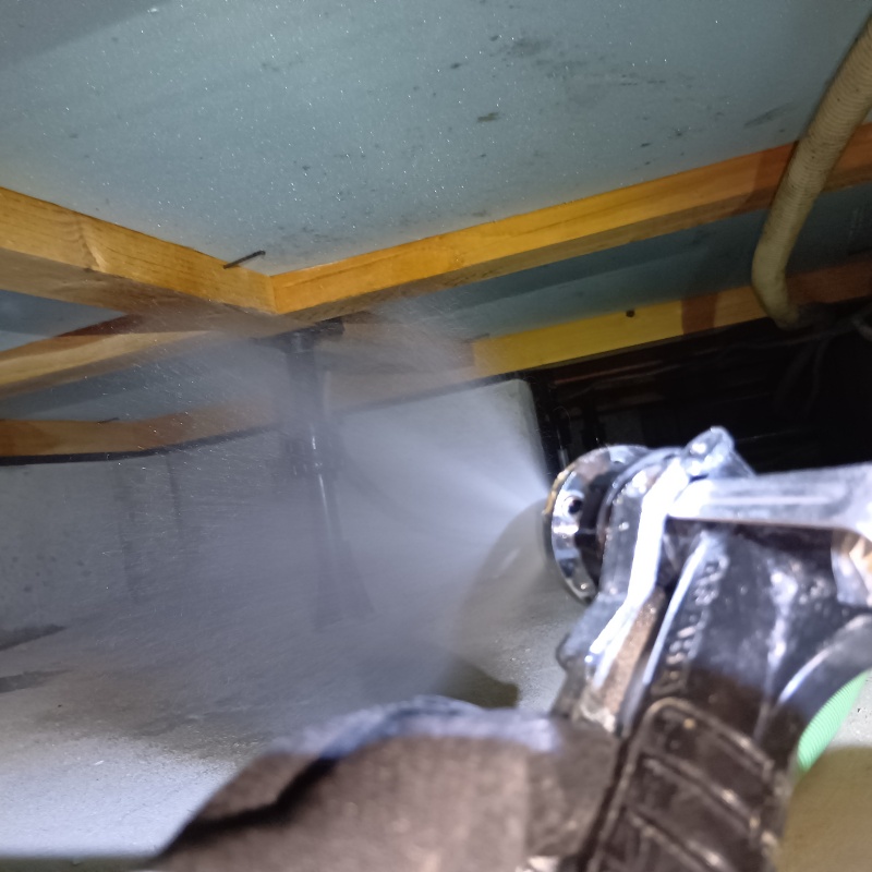 床下の木材にシロアリ駆除剤を散布