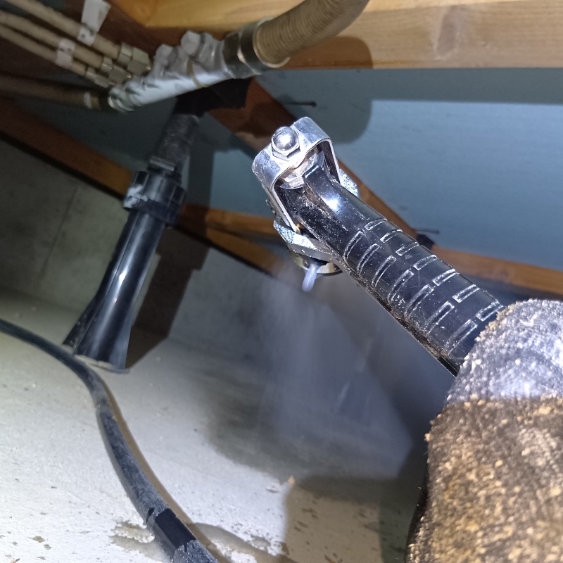 床下の地面にシロアリ駆除剤を散布