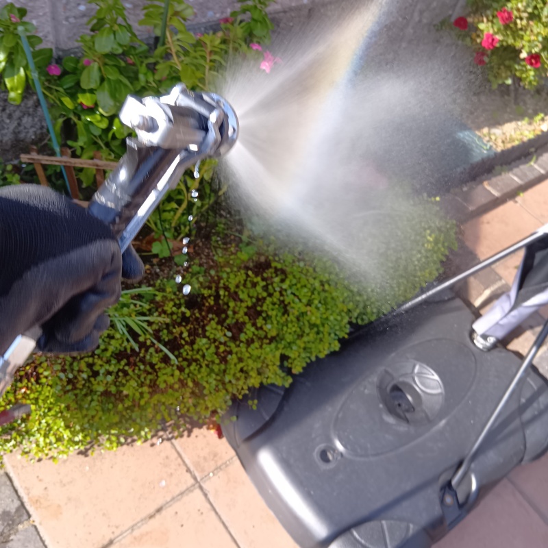 植栽にシロアリ駆除剤を散布