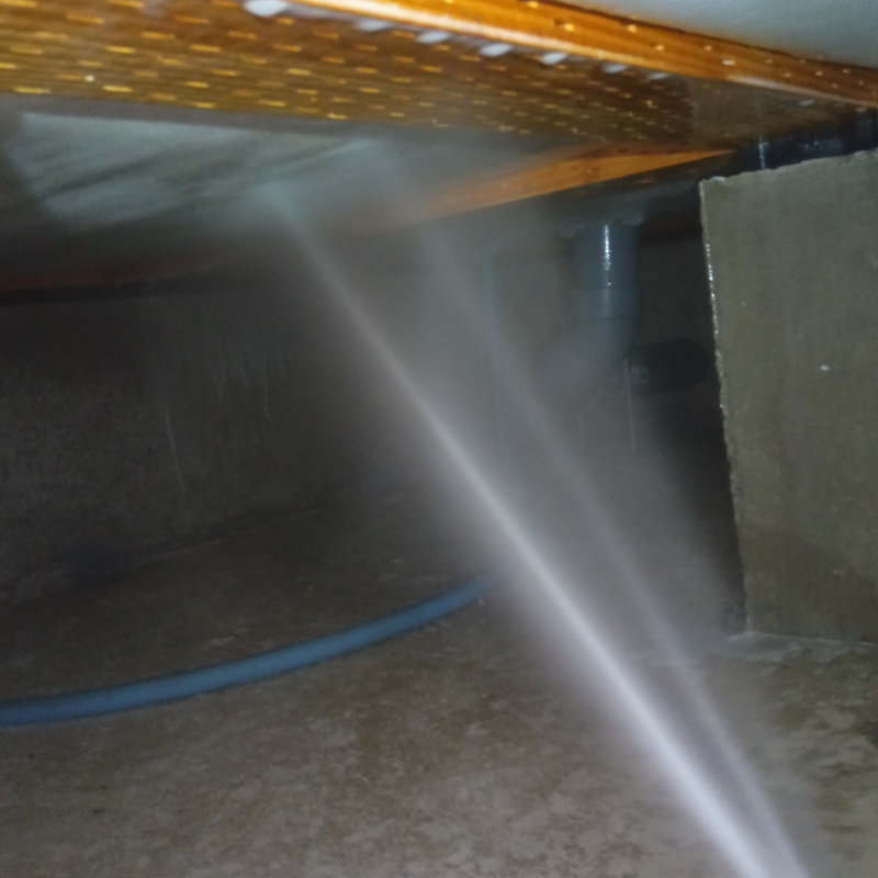 床下の木材に防蟻剤を散布