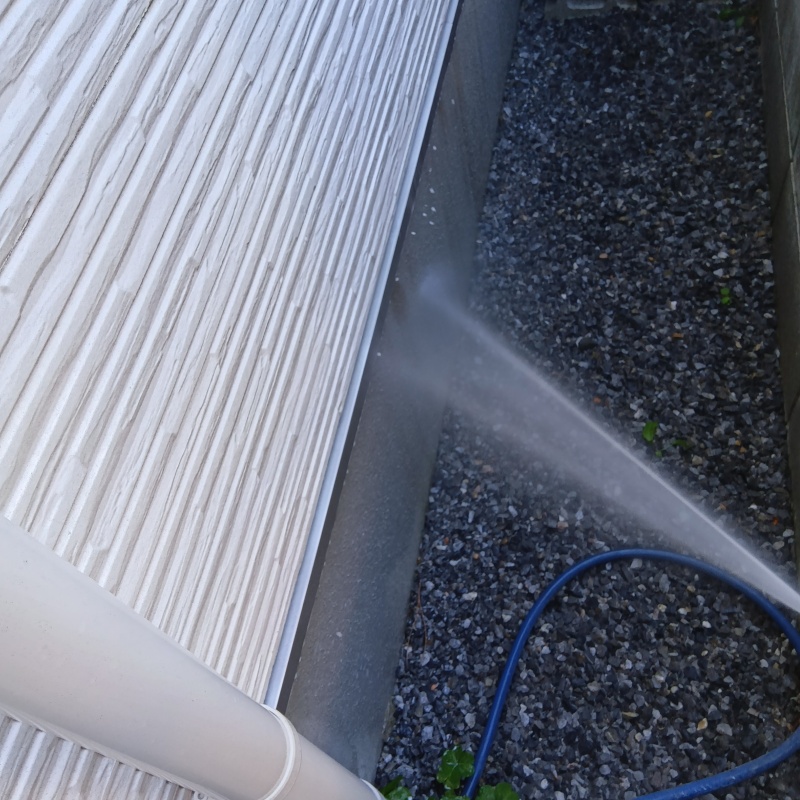 基礎まわりに防蟻剤を散布