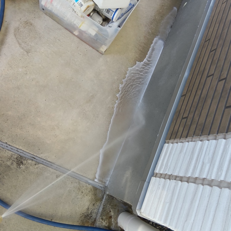 基礎まわりに防蟻剤を散布