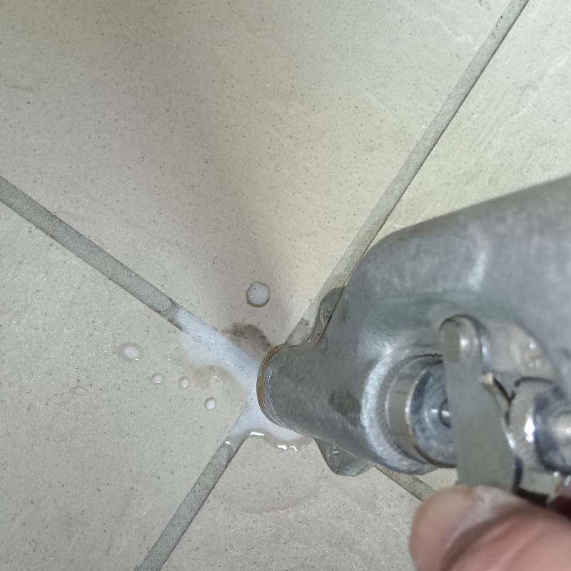 玄関の床に防蟻剤を注入している様子