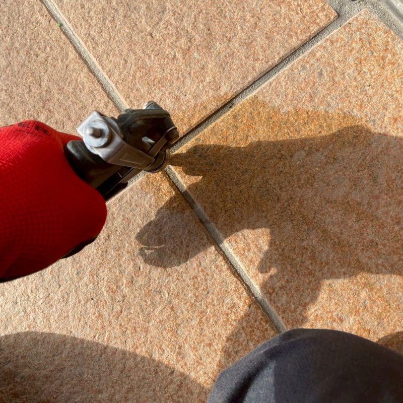 室外機の裏側に薬剤を散布