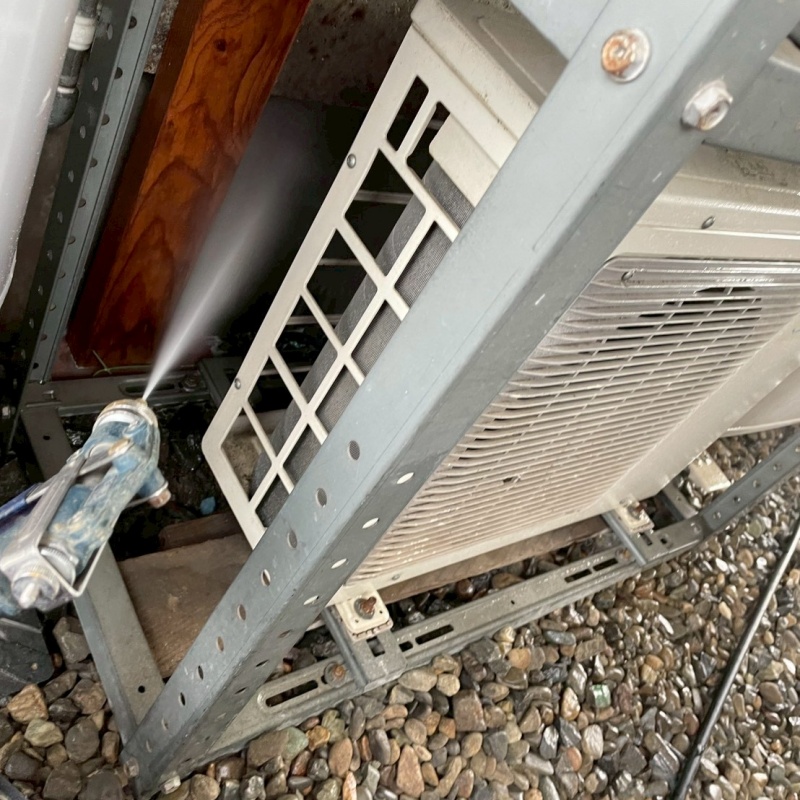 和室周辺の木部にシロアリ駆除剤を注入している様子