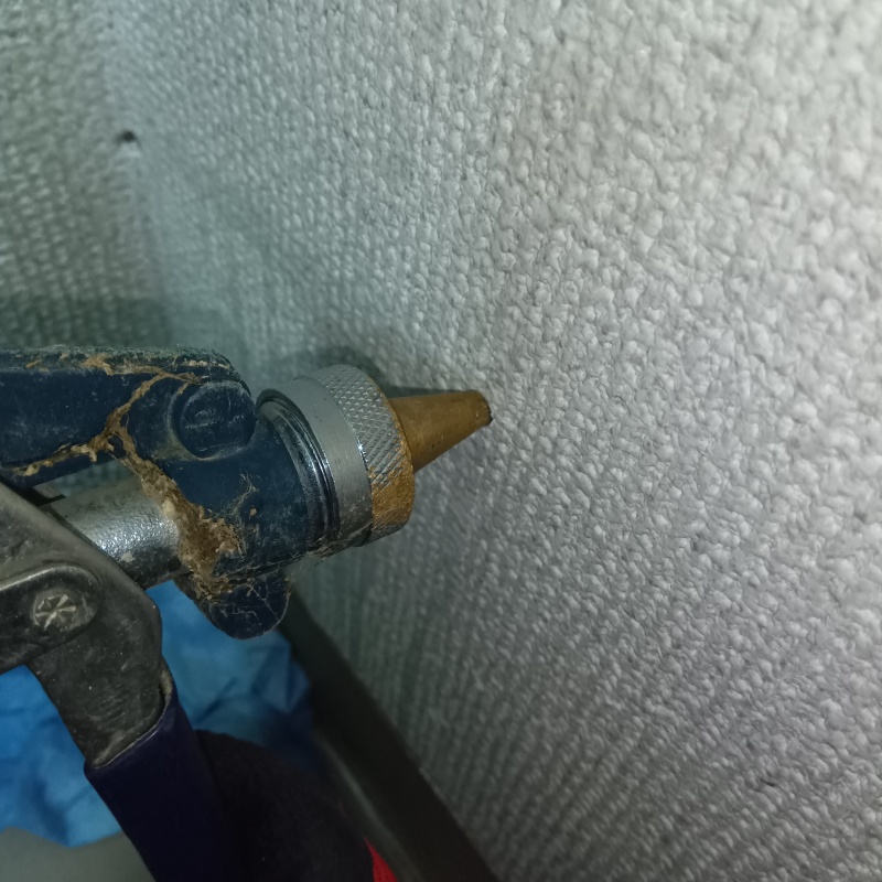 壁内に防蟻剤を注入している様子