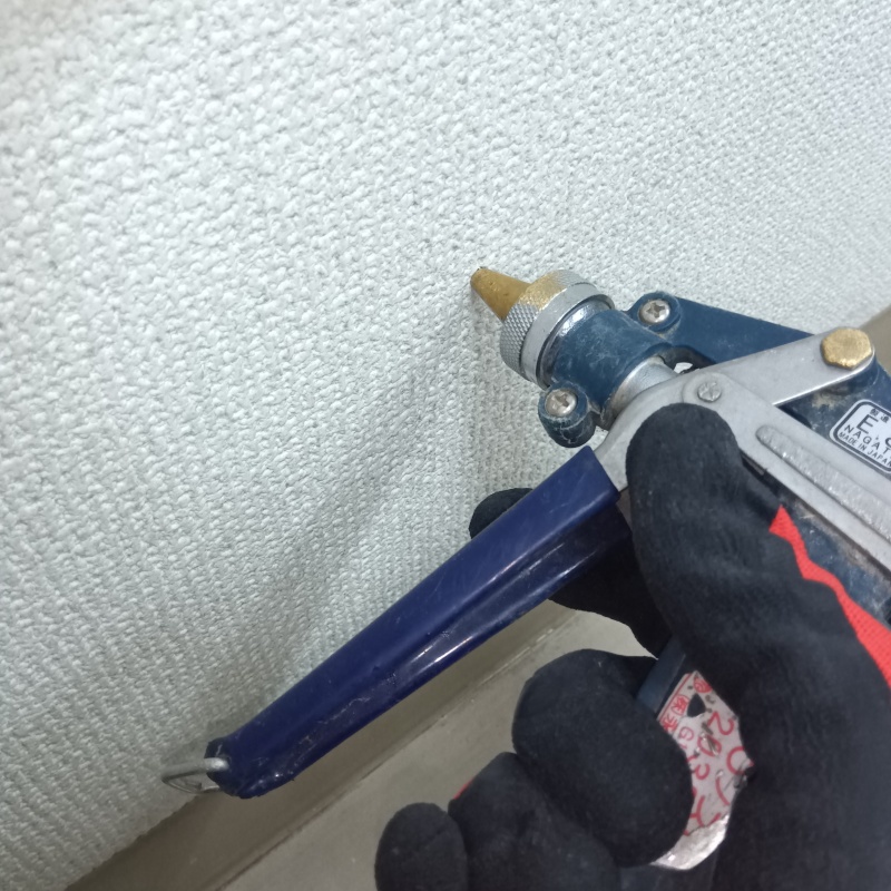 壁内に防蟻剤を注入している様子