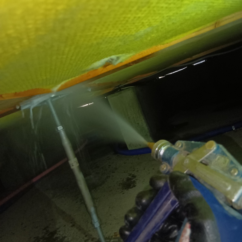 木材に防蟻剤を吹きつけている様子