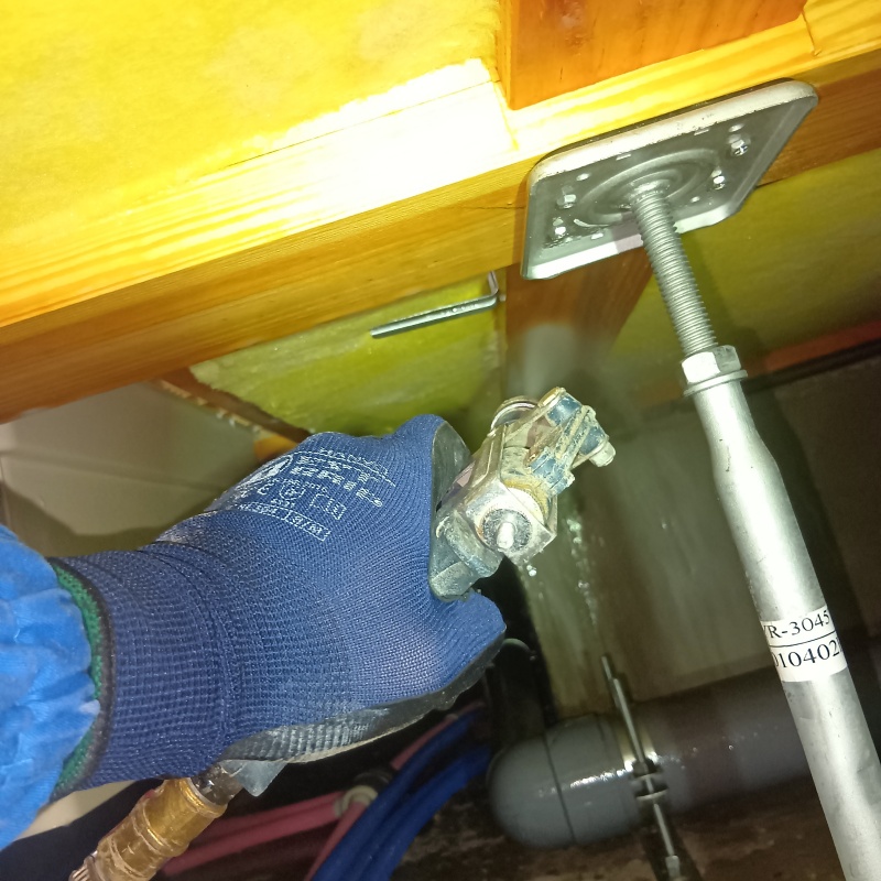 木材に防蟻剤を吹きつけている様子