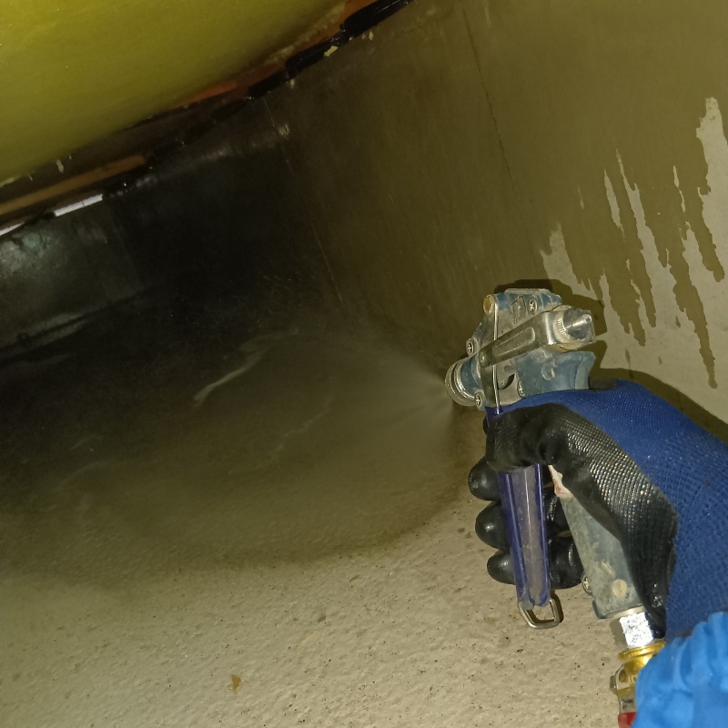 ベタ基礎の地面に防蟻剤を散布