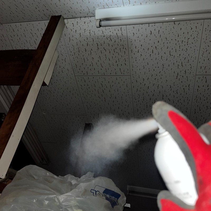 天井裏に忌避剤をスプレー