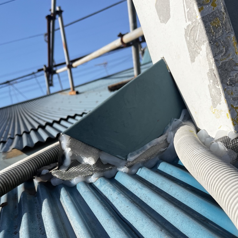 屋根のすき間を封鎖